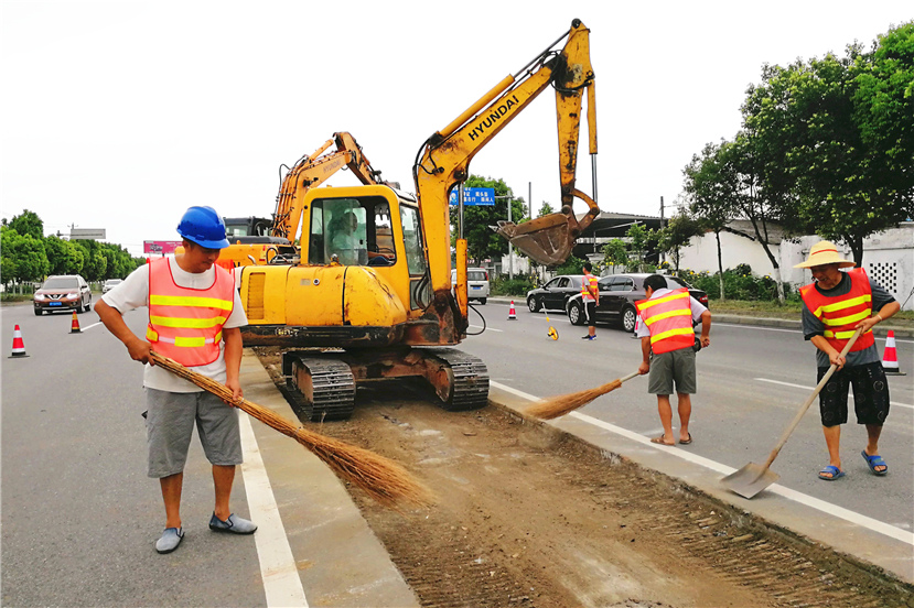 2017年8月15日 旌馳交投公司圓滿完成S106成德大道路口至天元鎮(zhèn)五廟村路口維修任務1_副本